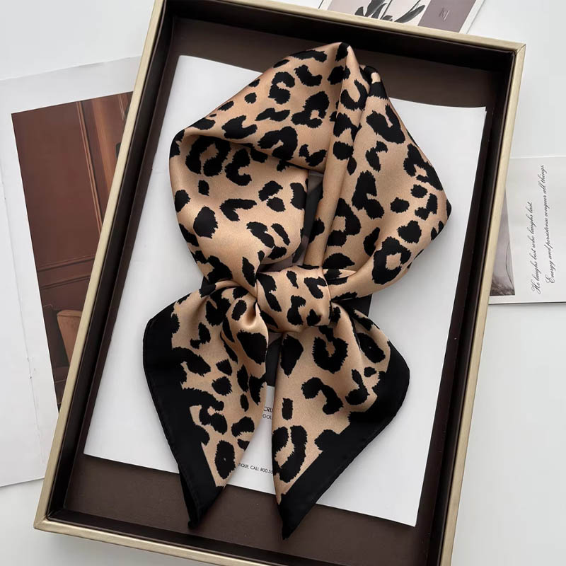 Luxury Leopard Print Female Sa - Ascot Neck Scarf 评论和价格